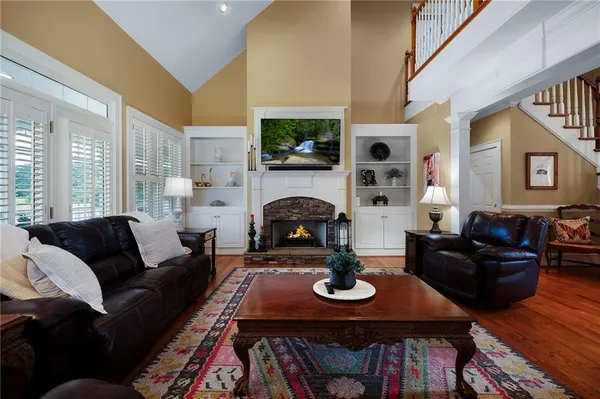 a view of a garden with lawn chairs