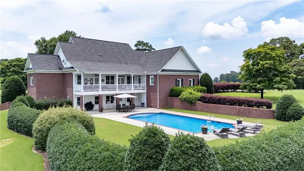 a view of a house with yard and plants