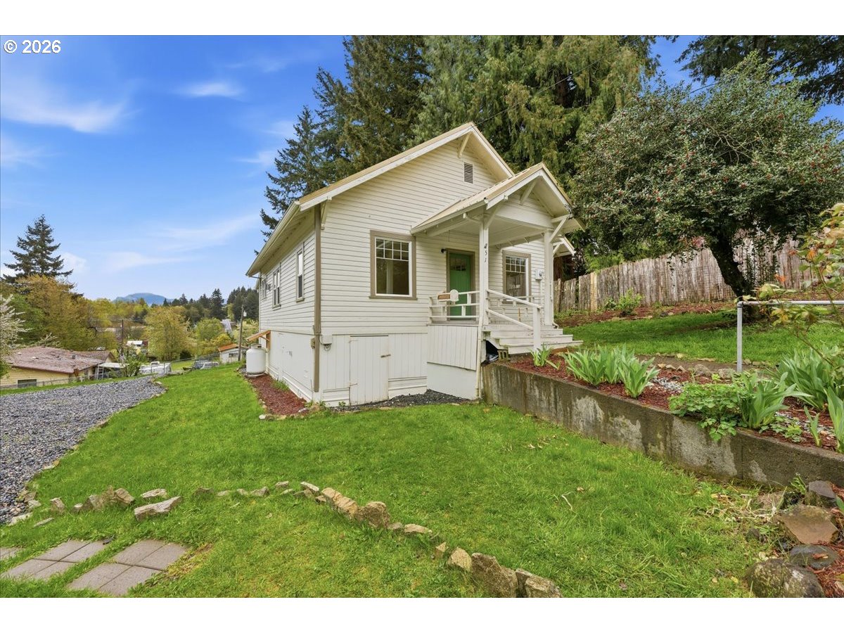 a view of a house with a yard