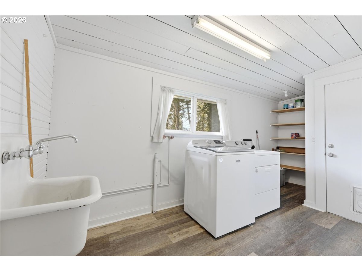 51 Wilkinson Street Carson, WA 98610 - Photo 23 of 37 a bathroom with a sink and a bathtub