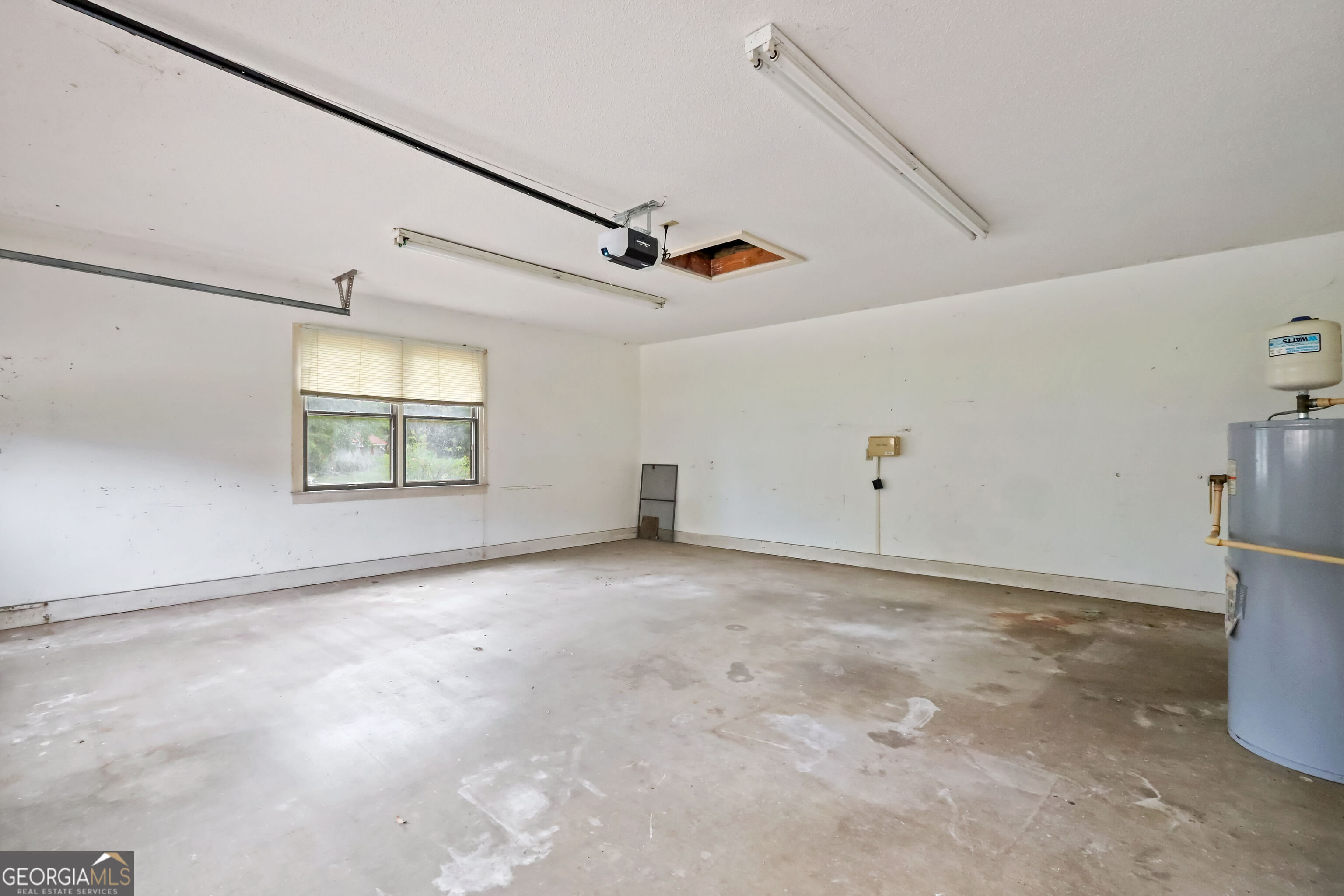 103 Cartwright Circle Brunswick, GA 31525 - Photo 53 of 54 a view of a livingroom with a ceiling fan and window