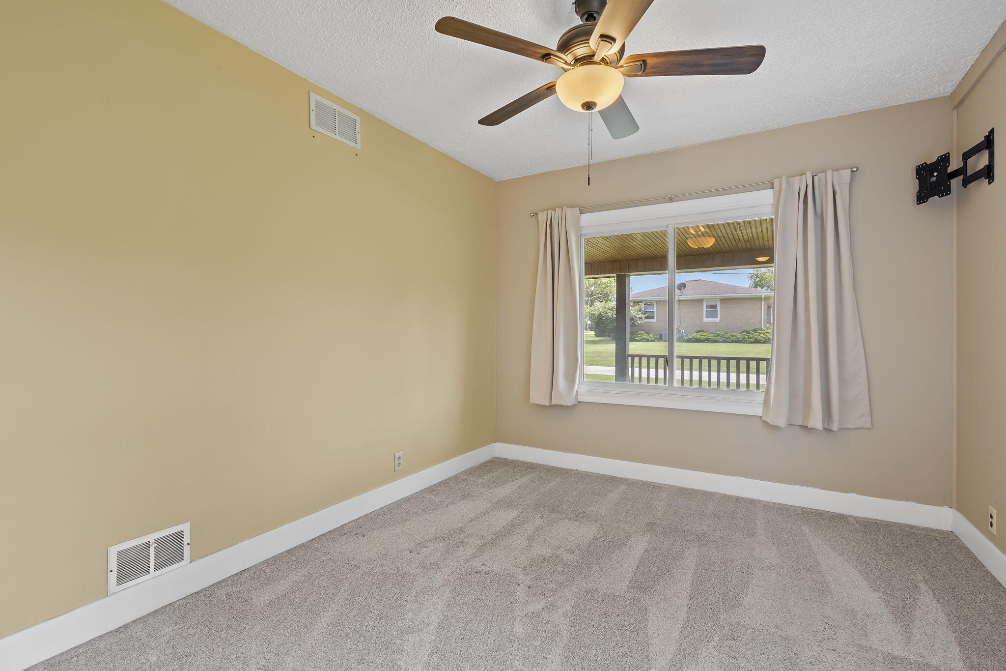 124 6th Street Southeast De Motte, IN 46310 - Photo 21 of 36 2048x1365