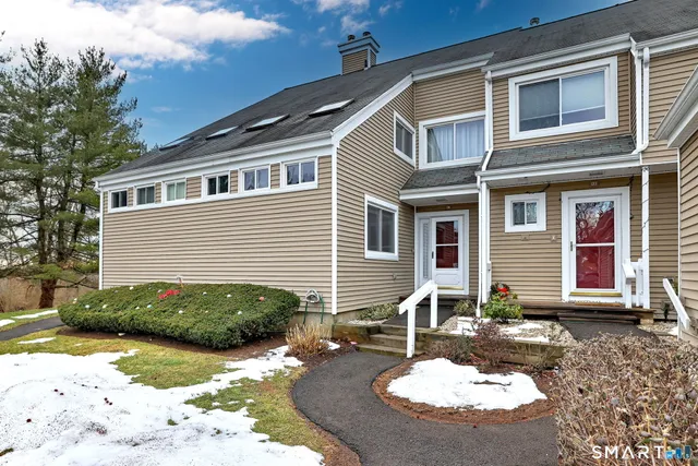 a view of a house with backyard