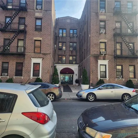 $339,000 | 590 Parkside Avenue, Unit 2CE | Prospect Lefferts Gardens