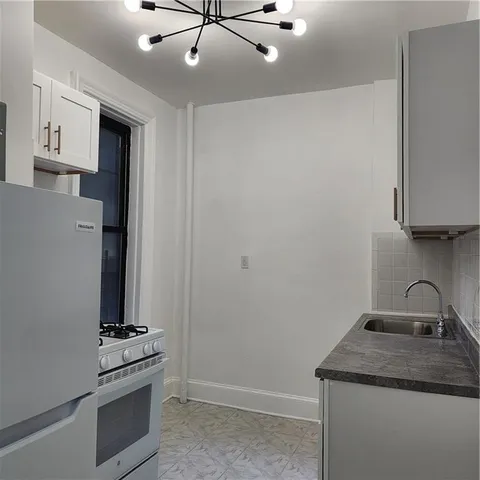 $339,000 | 590 Parkside Avenue, Unit 2CE | Prospect Lefferts Gardens