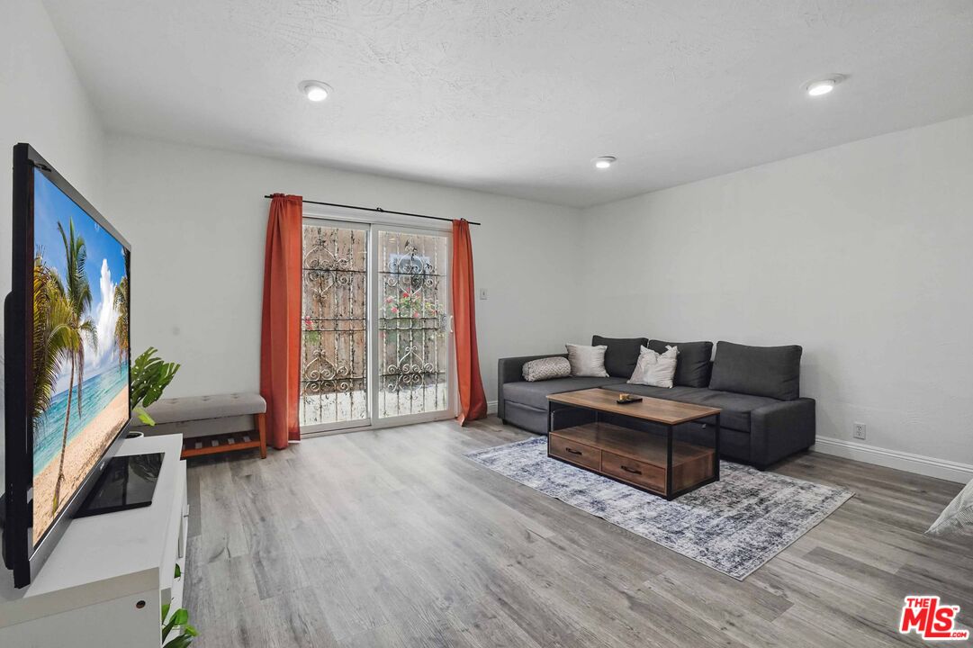 2108 Hauser Boulevard Los Angeles, CA 90016 - Photo 11 of 23