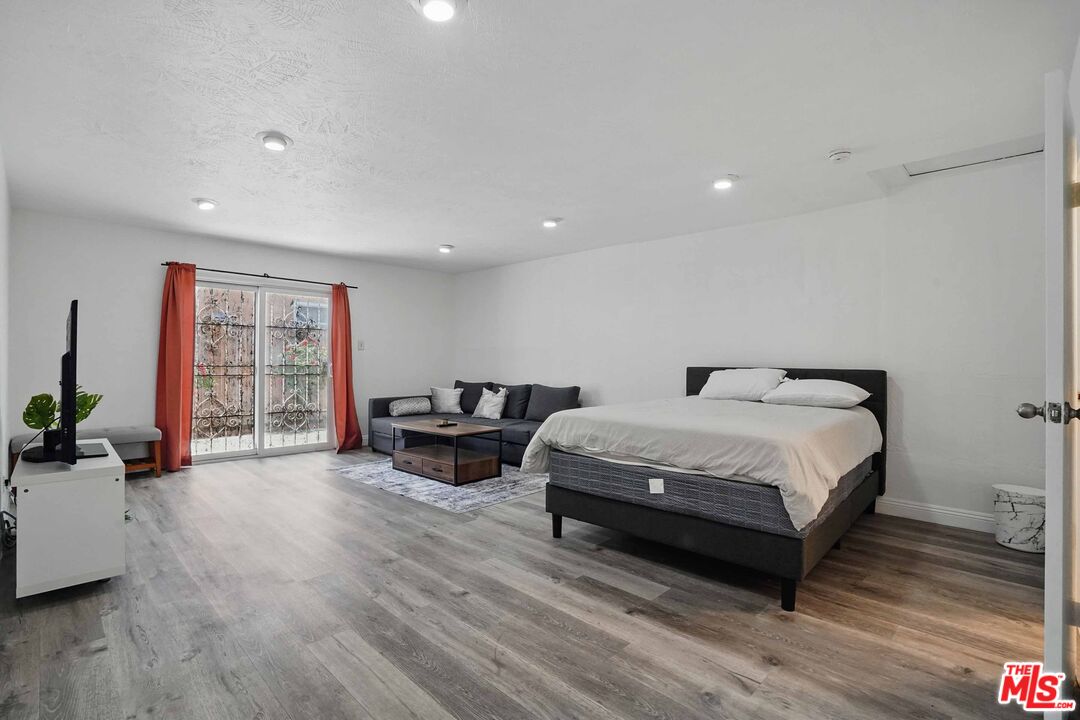 2108 Hauser Boulevard Los Angeles, CA 90016 - Photo 12 of 23