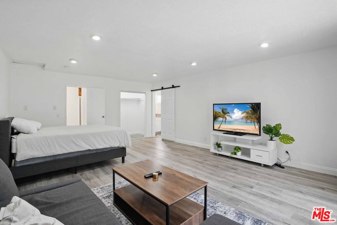 2108 Hauser Boulevard Los Angeles, CA 90016 - Photo 13 of 23