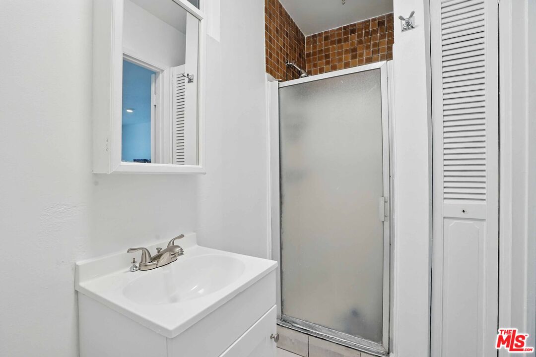 2108 Hauser Boulevard Los Angeles, CA 90016 - Photo 15 of 23