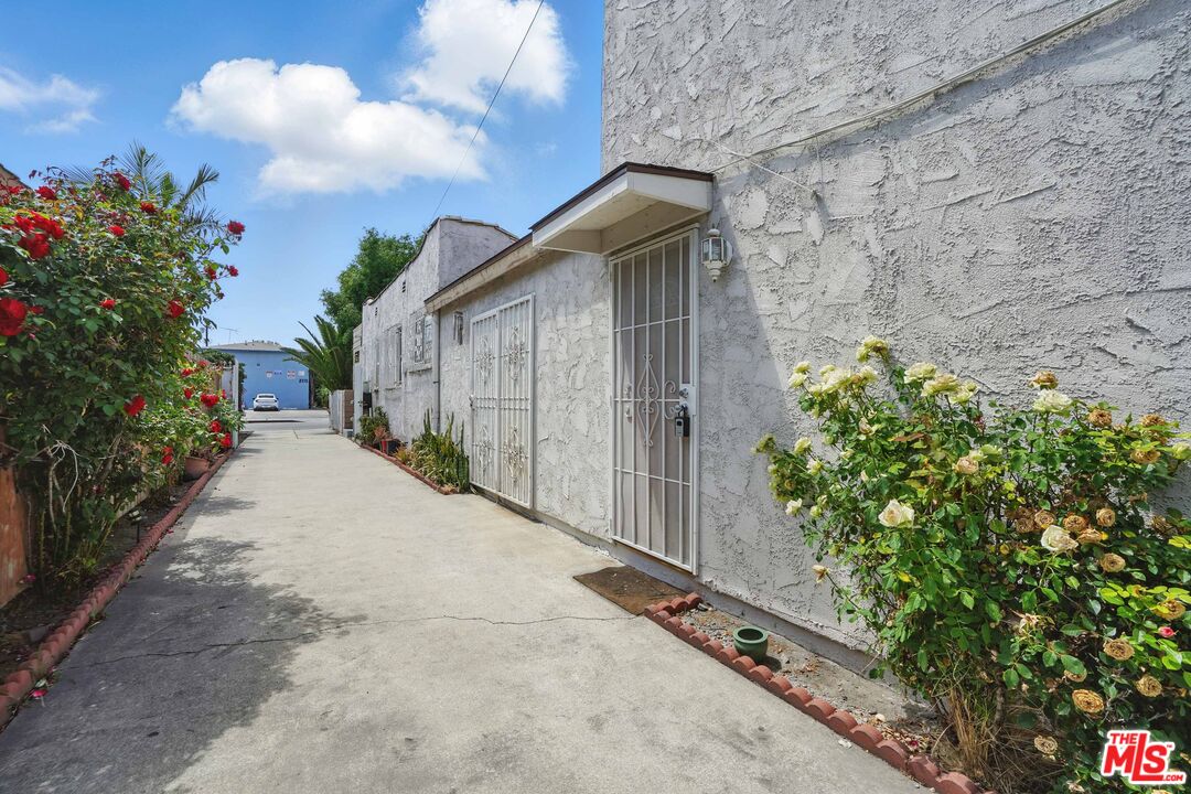 2108 Hauser Boulevard Los Angeles, CA 90016 - Photo 21 of 23