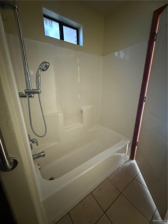 2000 Circle Drive, Unit 4 Mission, TX 78572 - Photo 12 of 18 a bathroom with a bath tub