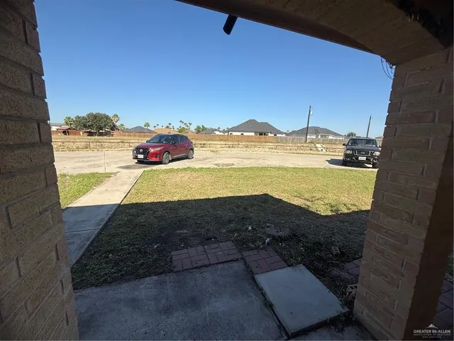 a view of a house with backyard