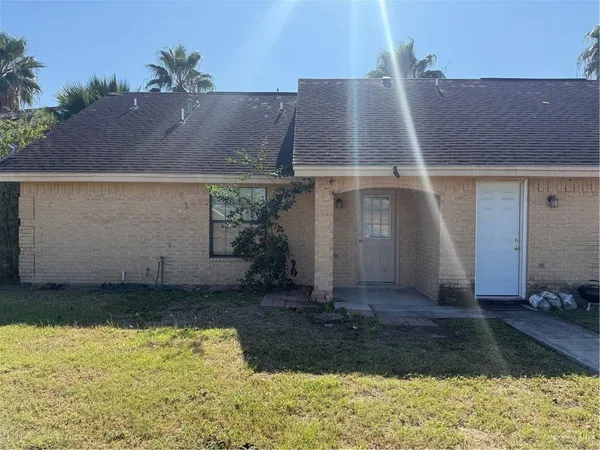 a view of a house with backyard