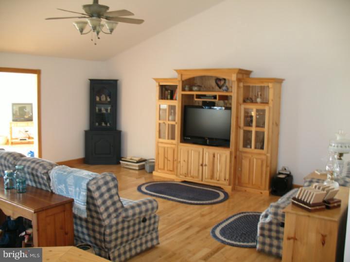 189 Pecks Corner-Cohansey Road Alloway, NJ 08302 - Photo 12 of 24 Living Room