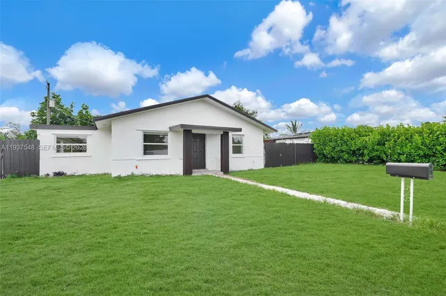 a view of a house with backyard and garden