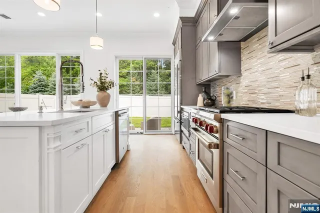 $1,199,000 | 11 Gabriel Court, Unit 11, Paramus, NJ 07652