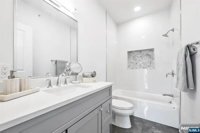 $1,199,000 | 11 Gabriel Court, Unit 11, Paramus, NJ 07652