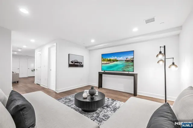 $1,199,000 | 11 Gabriel Court, Unit 11, Paramus, NJ 07652