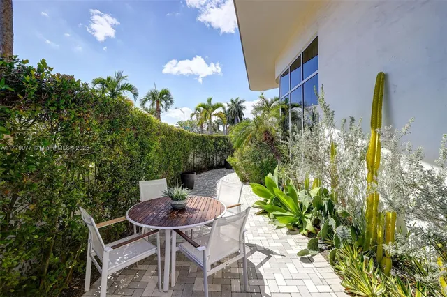 $2,800,000 | Mid Beach, Miami Beach, FL 33139