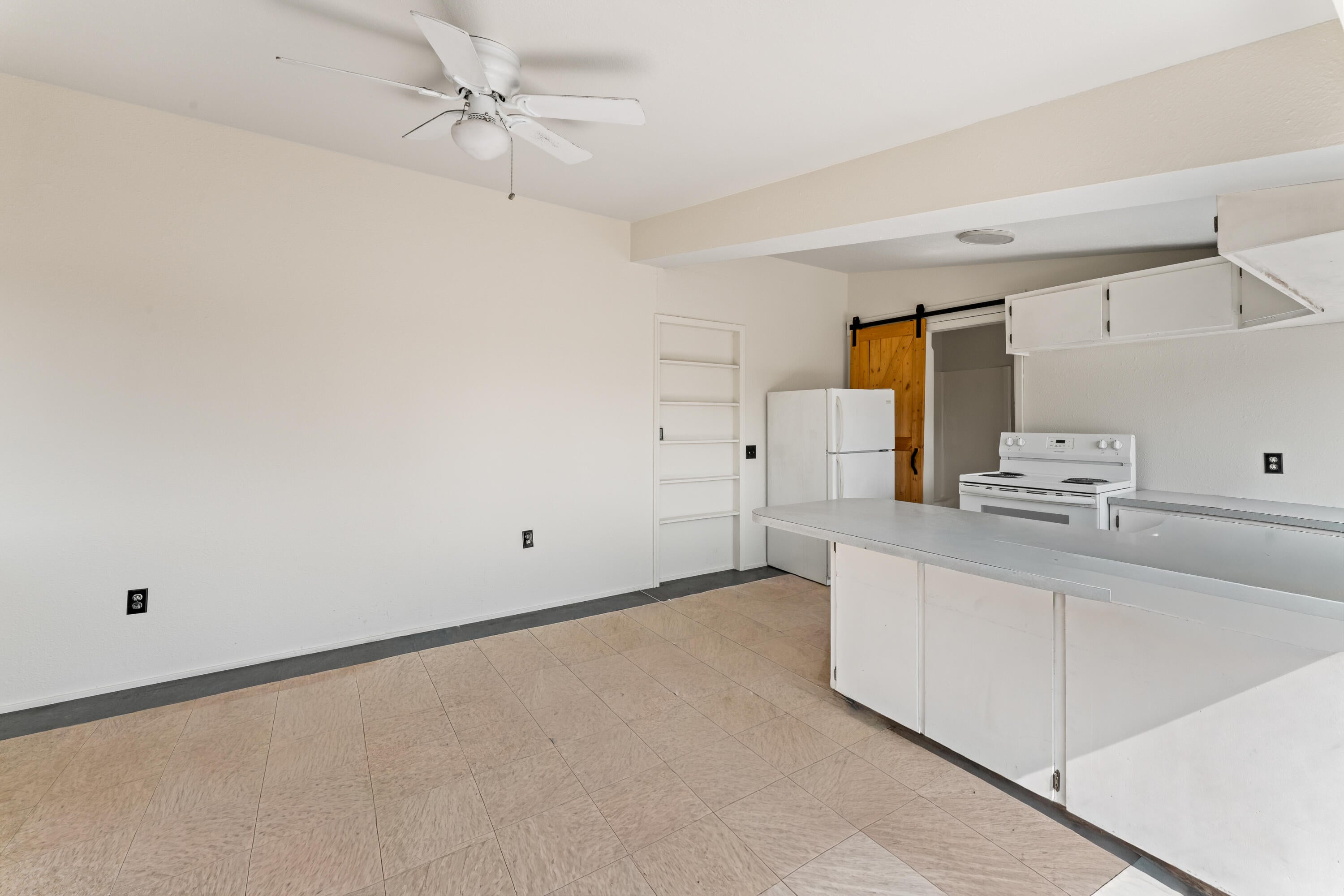 17845 Plainview Road Bend, OR 97703 - Photo 32 of 41 Bonus Area w/ Kitchenette & Full Bath