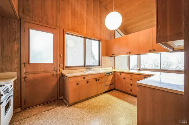 $1,274,900 | 2000 Whitehall Lane, St. Helena, CA 94574