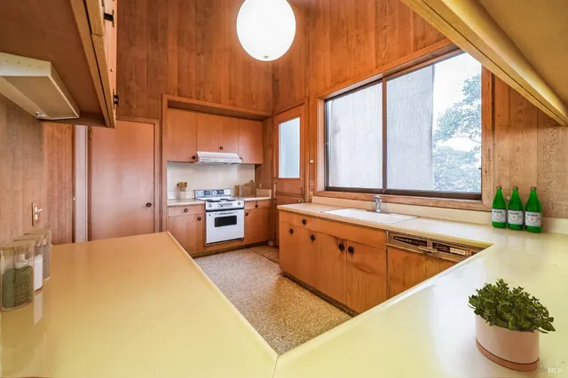 $1,274,900 | 2000 Whitehall Lane, St. Helena, CA 94574