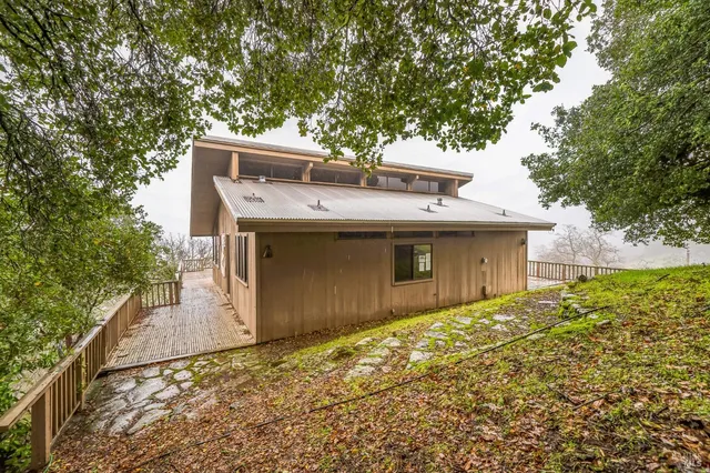 $1,274,900 | 2000 Whitehall Lane, St. Helena, CA 94574