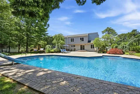 $1,750,000 | 4 Laurelwood Court, Dix Hills, NY 11746