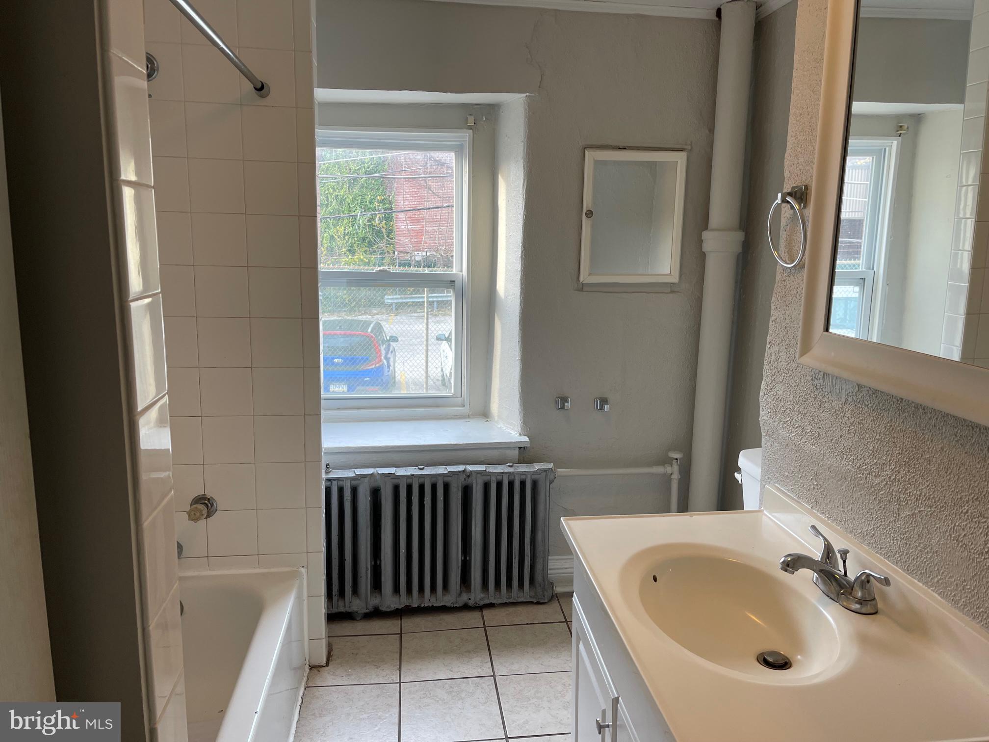 111 Carson Street Philadelphia, PA 19127 - Photo 11 of 17 Bathroom - Full