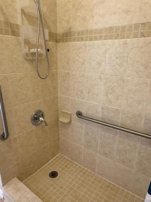 2526 Jasmine Trace Drive Kissimmee, FL 34758 - Photo 24 of 31 a bathroom with a shower