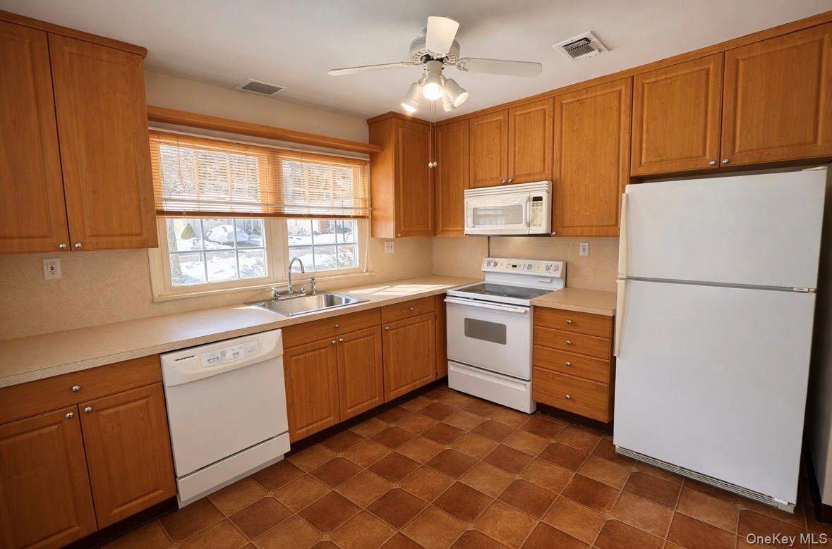 206 Belfast Lane Ridge, NY 11961 - Photo 5 of 8