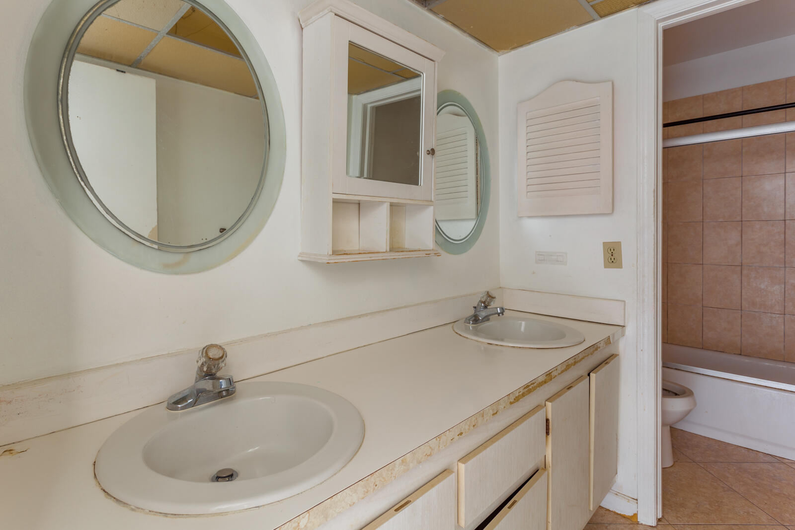 5080 Elmhurst Road, Unit C West Palm Beach, FL 33417 - Photo 10 of 16 18_bath