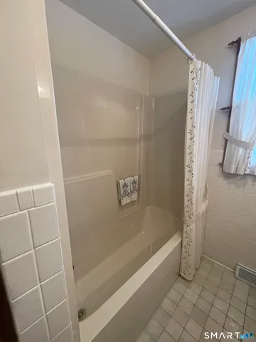 $463,500 | 52 Skylark Drive, North Branford, CT 06472