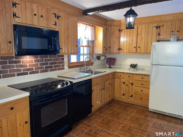 $463,500 | 52 Skylark Drive, North Branford, CT 06472