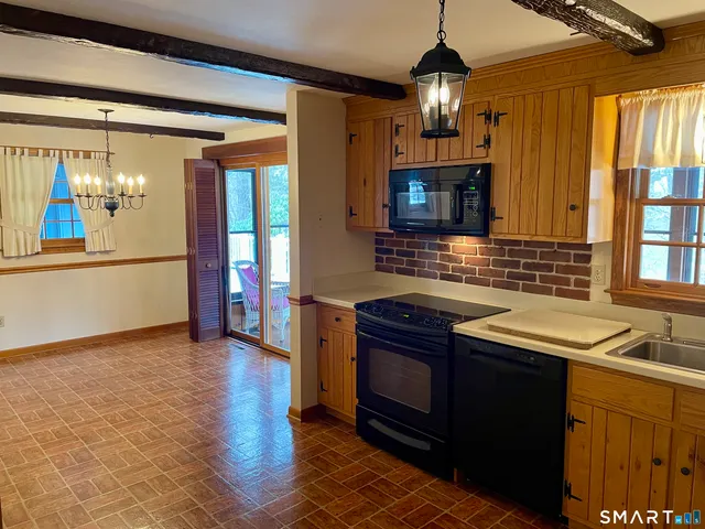 $463,500 | 52 Skylark Drive, North Branford, CT 06472