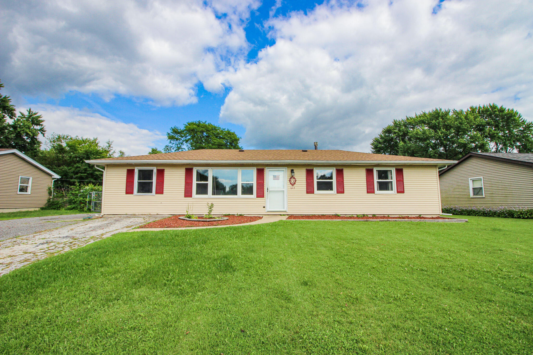 623 Oxbow Road Valparaiso, IN 46385 - Photo 1 of 21 2048x1365