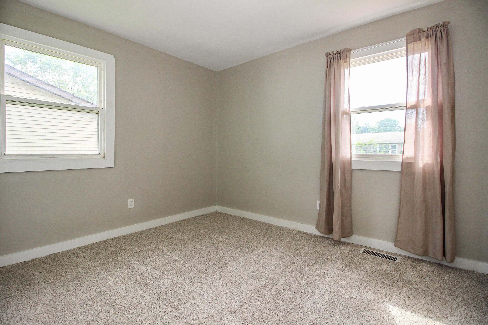 623 Oxbow Road Valparaiso, IN 46385 - Photo 15 of 21 2048x1365