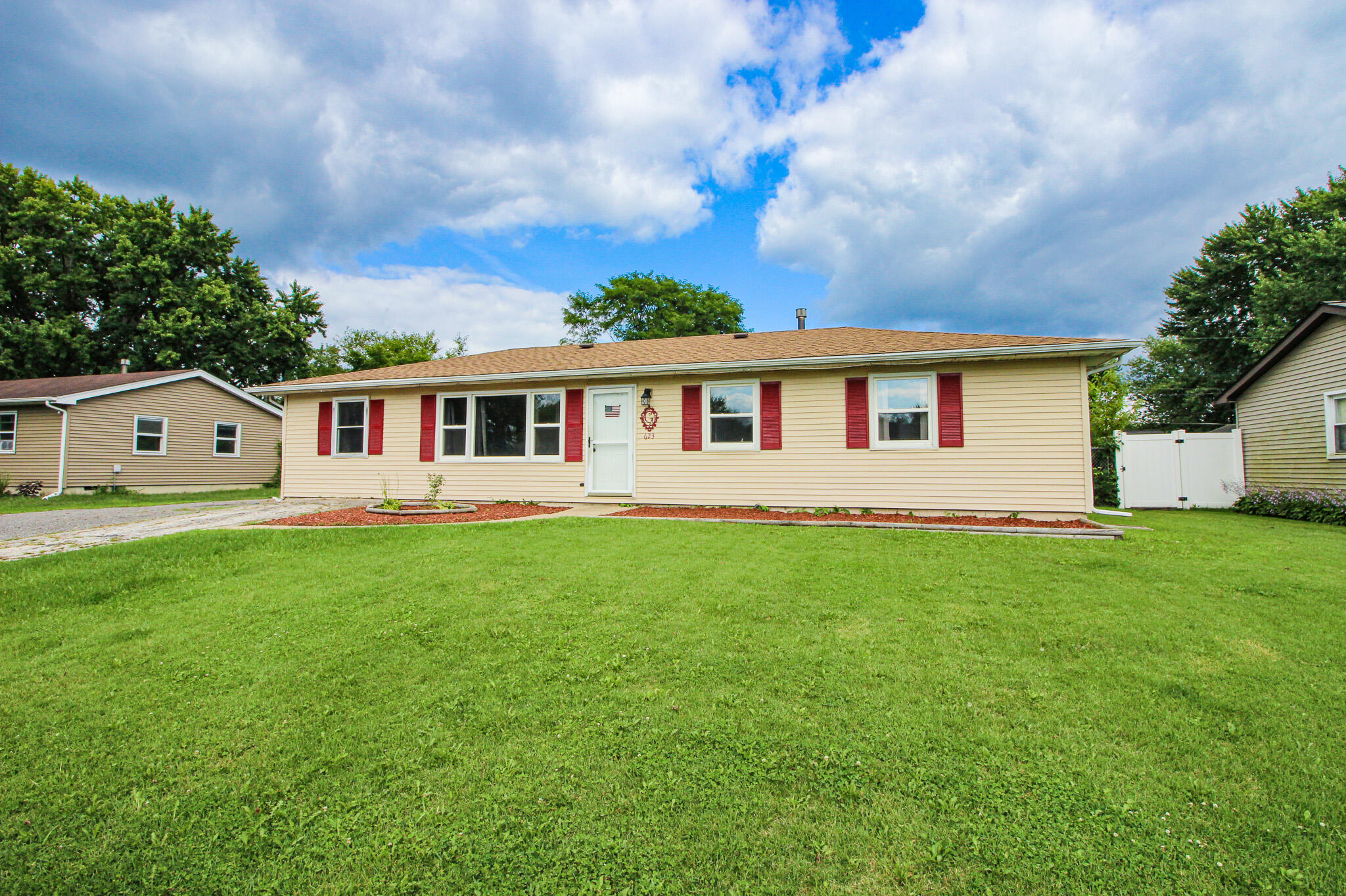 623 Oxbow Road Valparaiso, IN 46385 - Photo 2 of 21 2048x1365