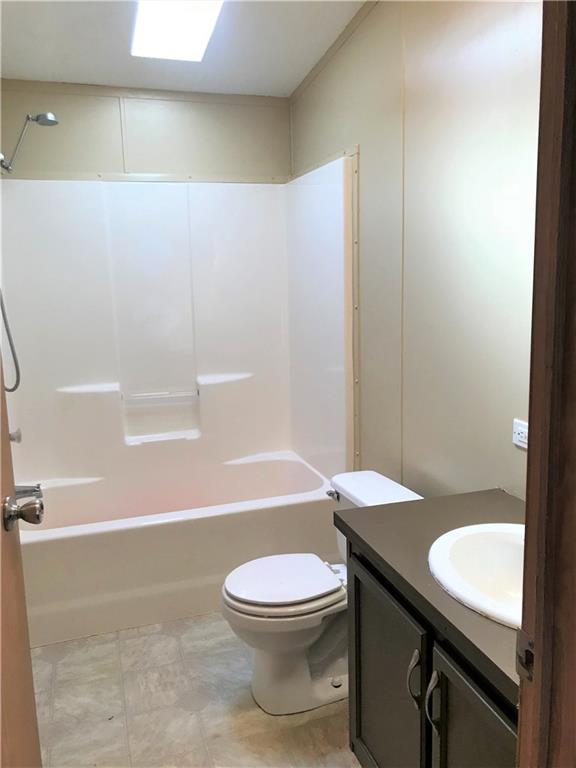 630 Deana Way Rochester, PA 15074 - Photo 20 of 21 2nd bath with skylight
