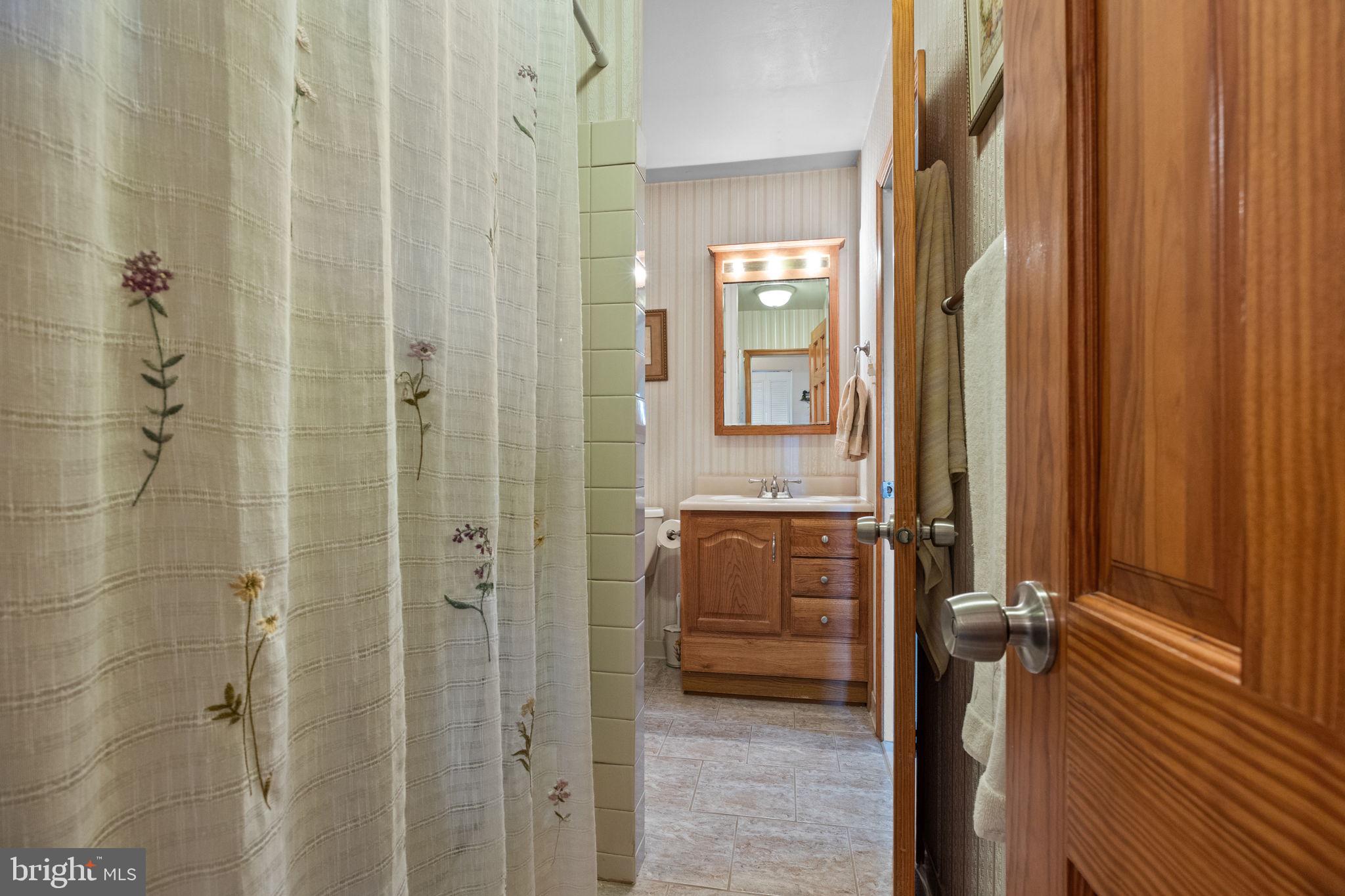 219 Nauldo Road Philadelphia, PA 19154 - Photo 18 of 32 Hall Bathroom