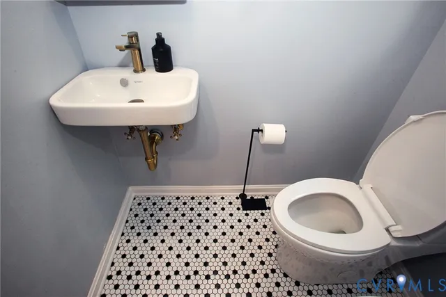 a view of a chairs and table in a backyard