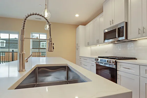 $829,000 | 150 Washington Street, Unit 150, Barrington, IL 60010