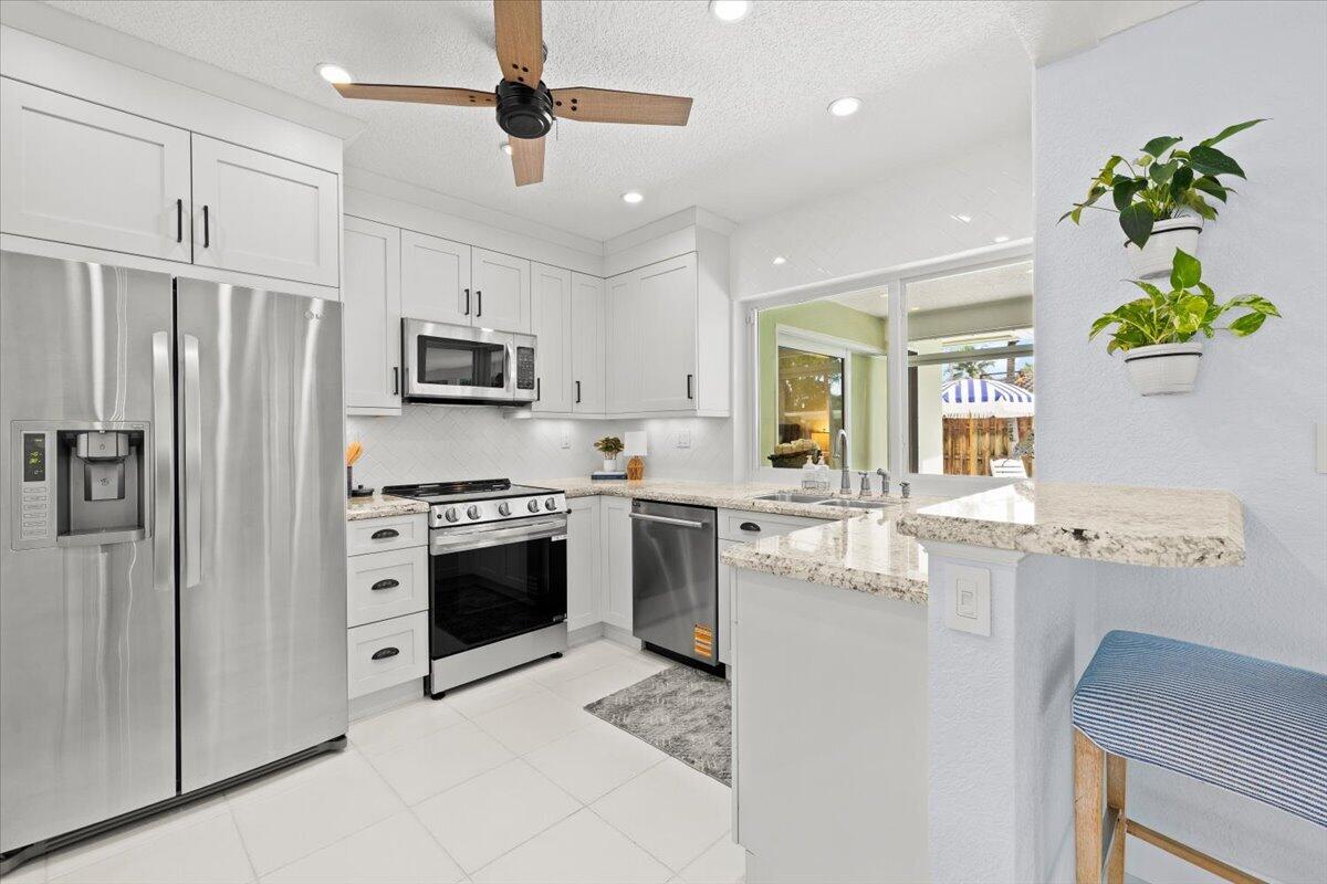 38 Southwest 10th Avenue Boca Raton, FL 33486 - Photo 15 of 44 Kitchen | 2026 Range & Dishwasher