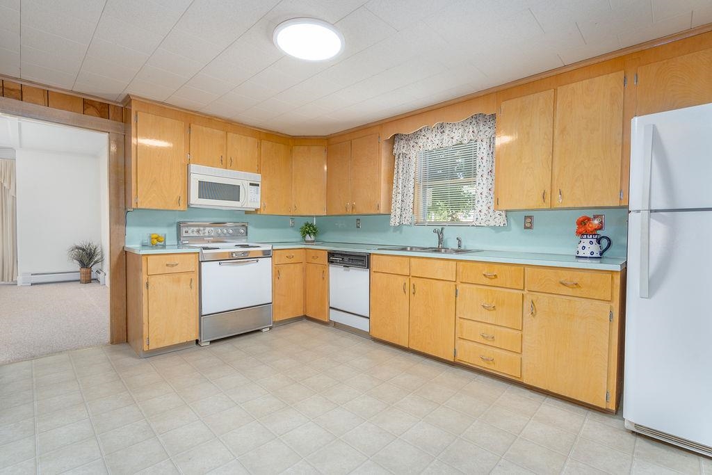 54 Maple Street Rochester, NH 03867 - Photo 8 of 43