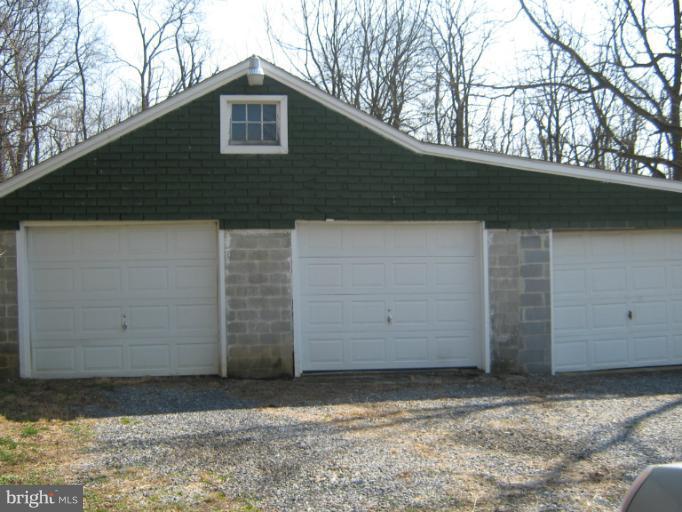 5142 Poe Road Chambersburg, PA 17202 - Photo 1 of 11 garagres