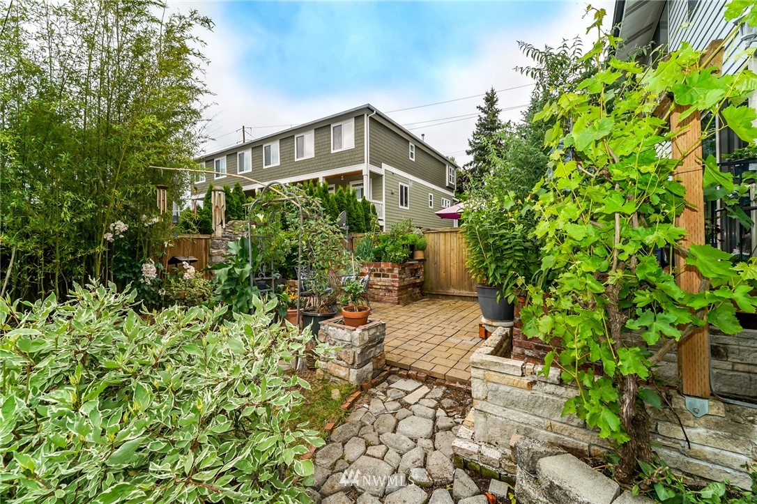 4109 Northeast 5th Street Renton, WA 98059 - Photo 3 of 26 a backyard of a house with lots of green space