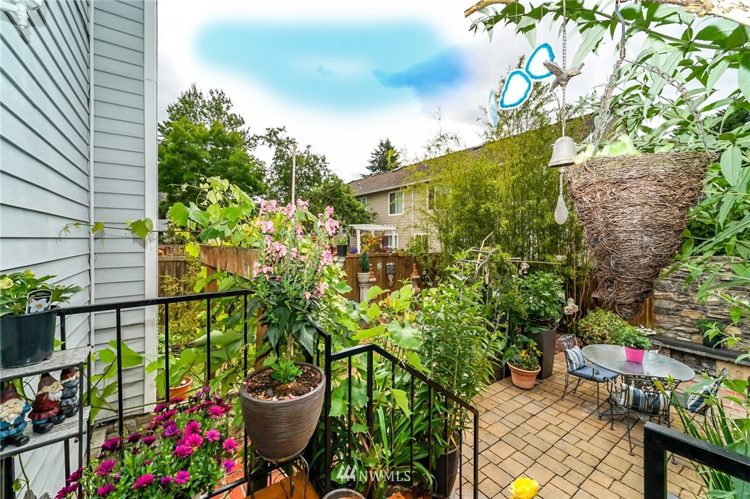 4109 Northeast 5th Street Renton, WA 98059 - Photo 4 of 26 a picture of flowers