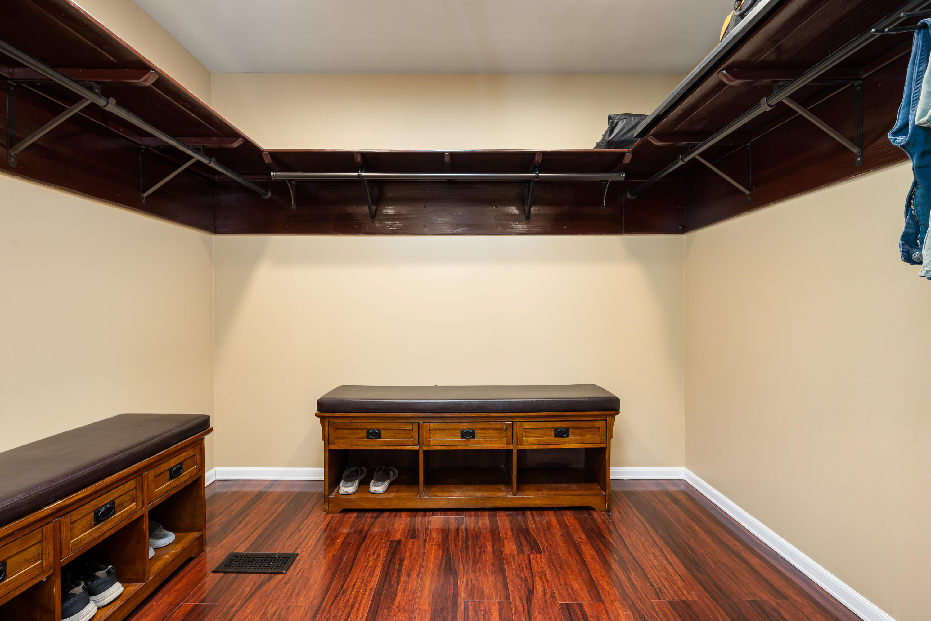 74096 Angels Cp Road Palm Desert, CA 92260 - Photo 13 of 33 a sitting area with wooden floor