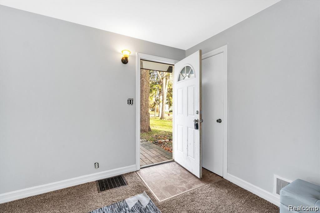 823 West Silver Lake Road Fenton, MI 48430 - Photo 5 of 31