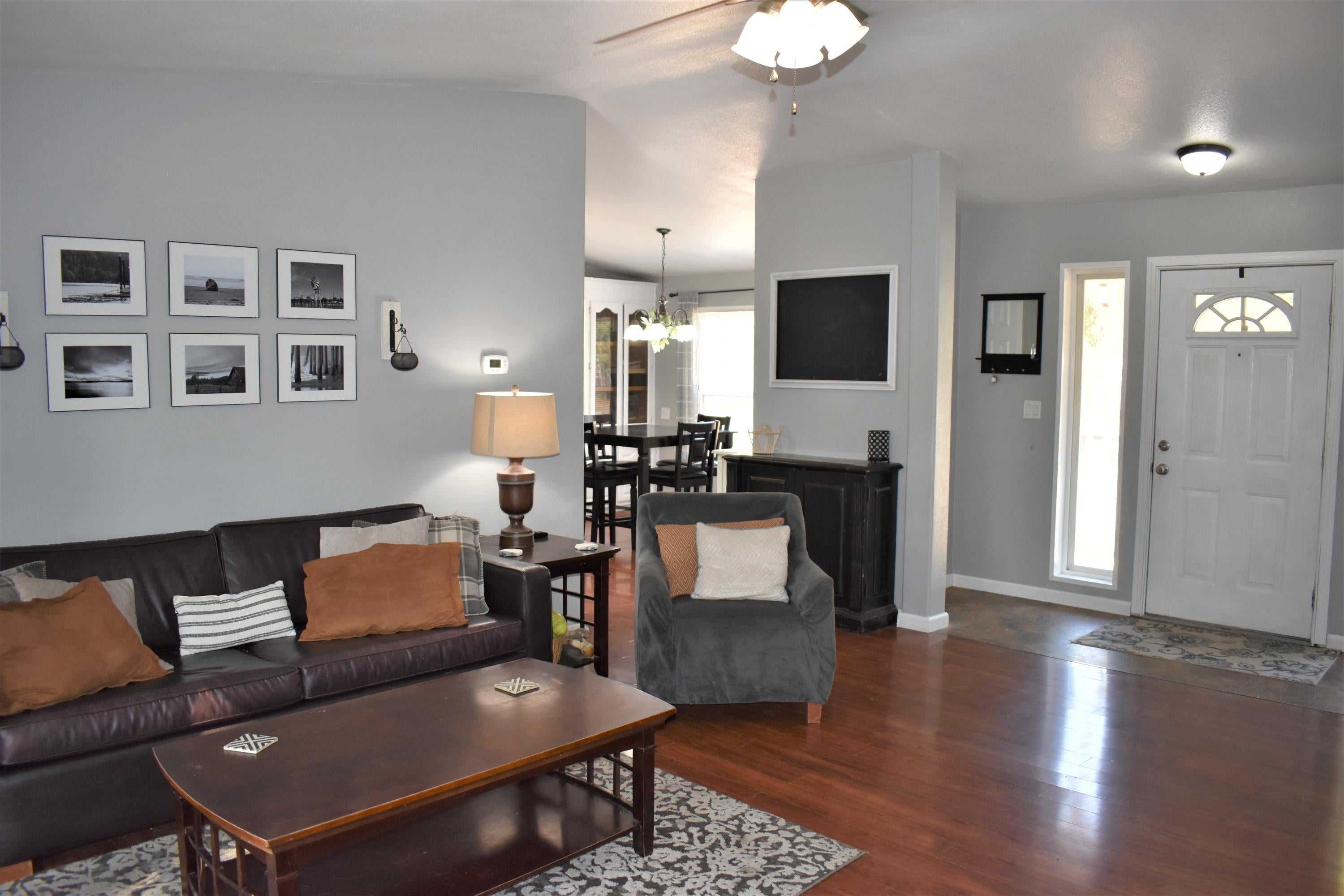 152229 Silver Spur Road La Pine, OR 97739 - Photo 8 of 41 Living Room/Entry Way